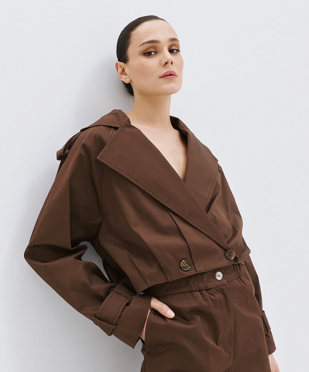 Cropped trench coat with pleats